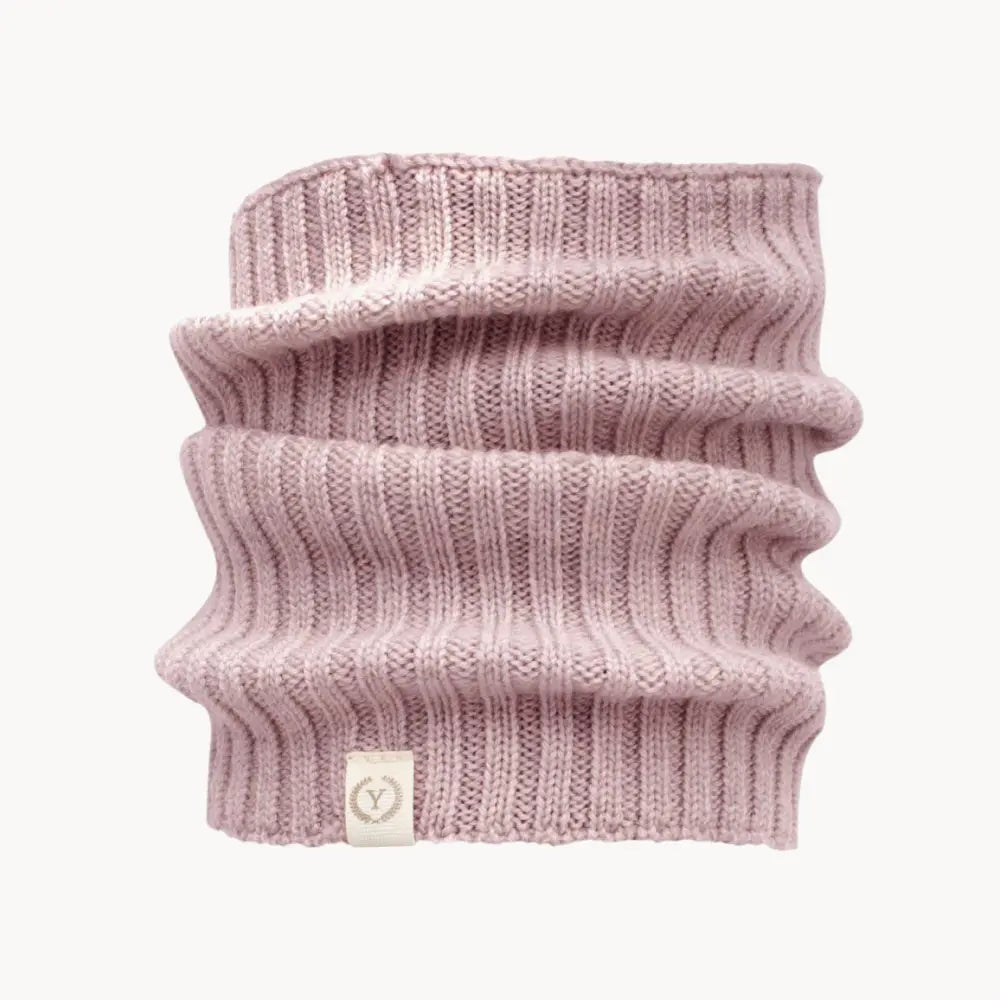 Różowy prążkowany komin marki YOSOY z metką z logo.