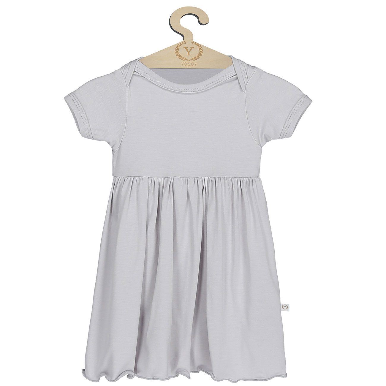 Szara sukienka dziecięca na wieszaku z krótkim rękawem i falbanami.
