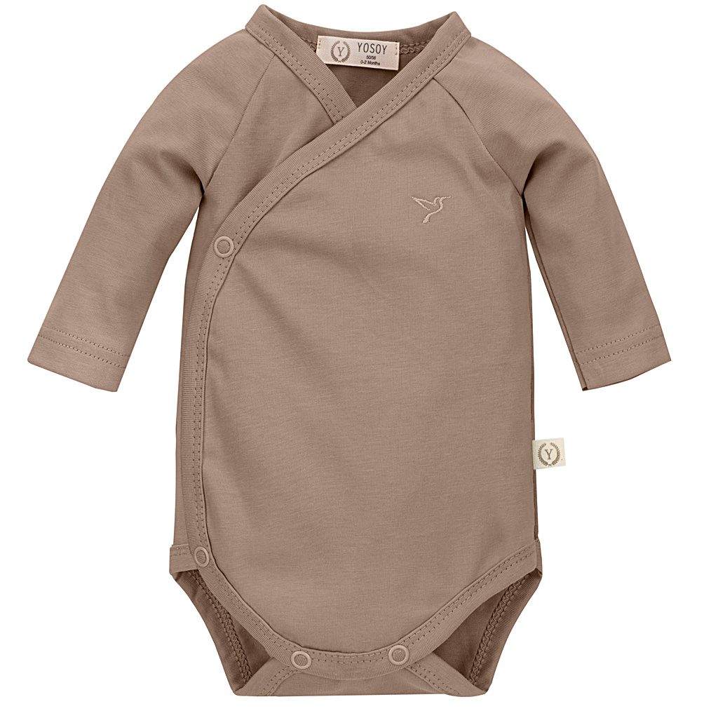 Beżowe body niemowlęce z długim rękawem i zapięciem kopertowym.