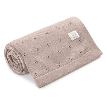 Kocyk w kolorze mlecznej czekolady z wełny merino dla niemowląt z delikatnym wzorem i metką.