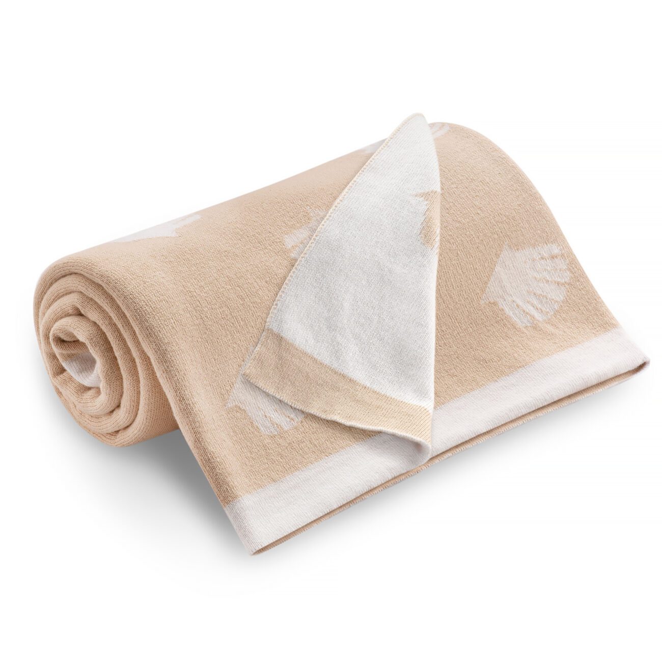 Kocyk dziecięcy w kolorze beżowym z białymi wzorami, miękki i przytulny.