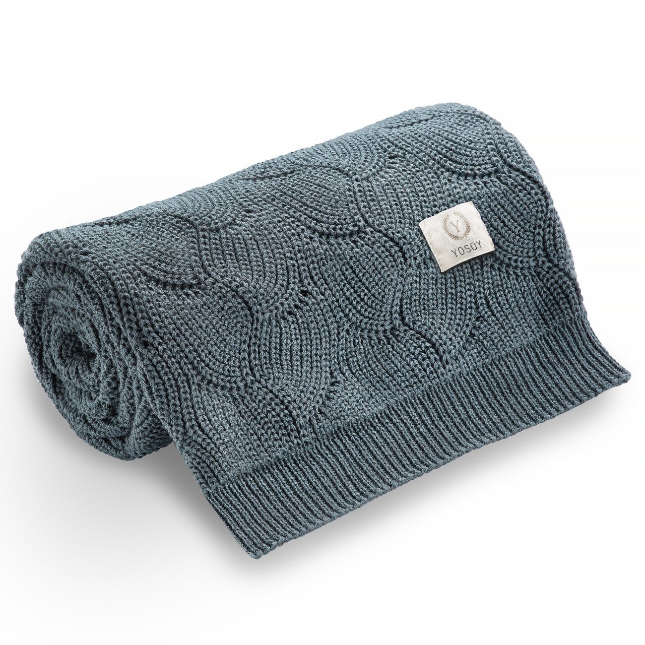 Niebieski kocyk dla niemowląt z plecionym wzorem i metką.