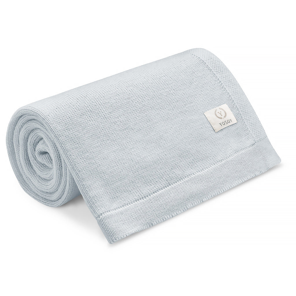 Miękki kocyk dla niemowląt w kolorze jasnoniebieskim, zwinięty w rulon, z metką VOSOY.