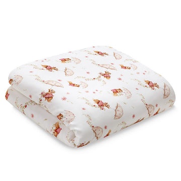 Kołderka dziecięca z motywem wiewiórek i parasolek na białym tle.