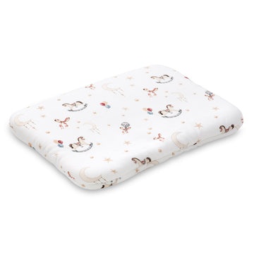 Poduszka dla niemowląt z wzorem gwiazdek i koników na biegunach.