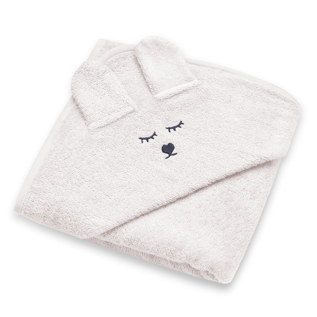 Biały ręcznik dla niemowląt z uszami i haftowaną buźką.