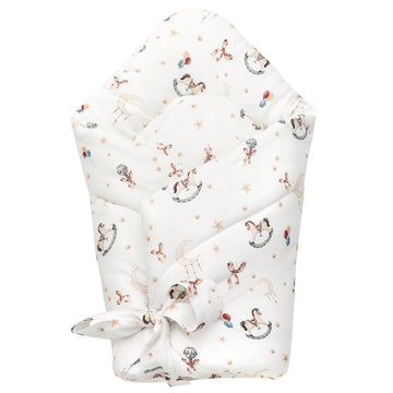 Kołdra niemowlęca z nadrukiem koników na biegunach i księżyców, zawiązywana na kokardę.