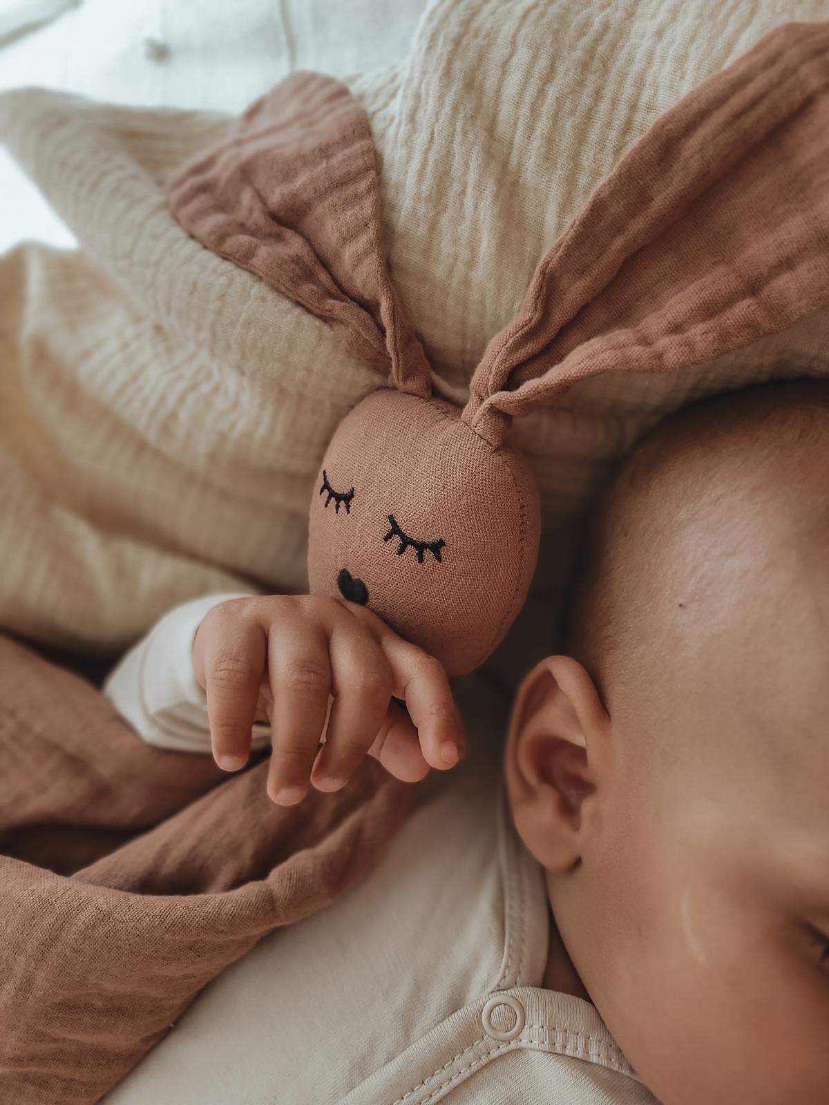 Zestaw YOSOY – czapka z wełny merino, rampers merino i przytulanka Doudou – naturalne materiały do wyprawki niemowlęcej