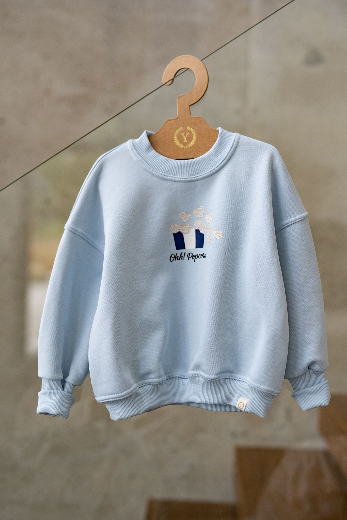 Bluza dziecięca OHH! POPCORN YOSOY w kolorze błękitnym – 100% bawełna, przedłużane mankiety rosnące razem z dzieckiem. 
