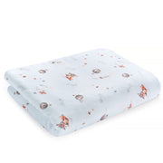 Niebieska kocyk dziecięcy z wzorem lisów i balonów.