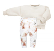 Beżowa bluza i białe legginsy dla dzieci z nadrukiem królików w chmurach.