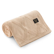 Beżowy kocyk niemowlęcy z wzorem w romby, z logo marki.