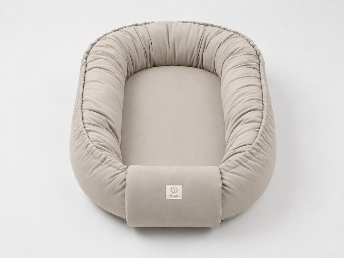 Kokon niemowlęcy YOSOY w kolorze light beige – miękki velvet, bezpieczne gniazdko z antyalergiczną pianką.