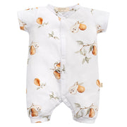 Biały kombinezon dziecięcy z nadrukiem gruszek, z krótkim rękawem i zapięciem na guziki.