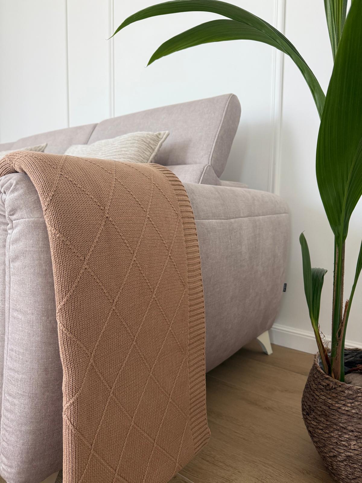 Koc bawełniany dla dorosłych Diamond Elegance HOME YOSOY w kolorze mocha – stylowy dodatek do każdego wnętrza.