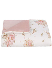 Różowy kocyk dziecięcy z kwiatowym wzorem.