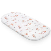 Matecznik dziecięcy z pastelowymi wzorami zwierząt na białym tle.