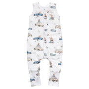 Śpiochy niemowlęce z motywem królików w samochodach, biały materiał.