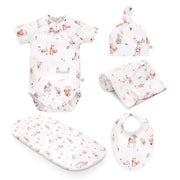 Ubranka i akcesoria dla niemowląt z motywem zwierzęcym, zawierające body, czapeczkę, ręcznik, podkładkę do przewijania i śliniaczek, białe z kolorowymi wzorami.