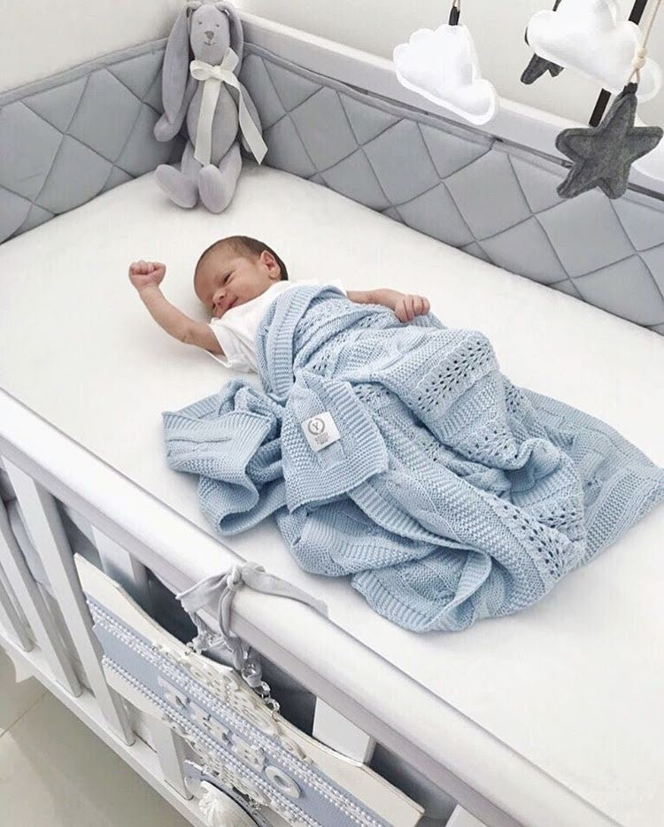 Koc bambusowy Dreamy YOSOY błękitny przykrywający śpiące niemowlę, w łóżeczku, bambusowo-bawełniana tkanina, oddychająca i antyalergiczna