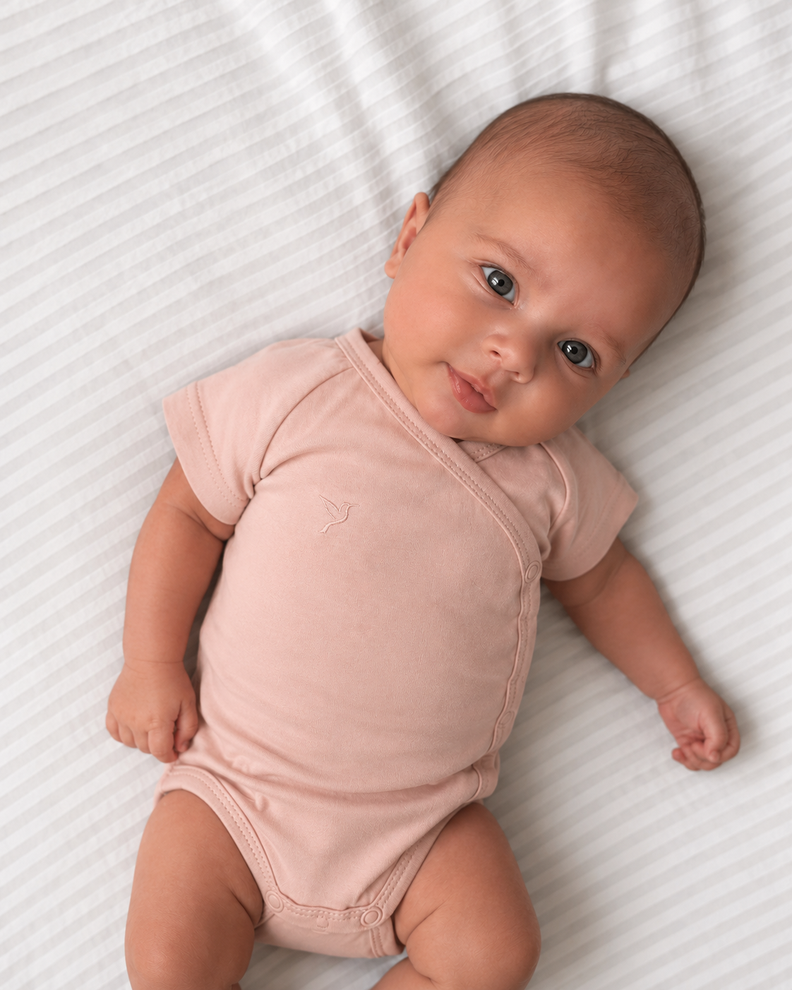 Body niemowlęce bawełniane krótki rękaw Basic YOSOY haftowany koliberek na przodzie bezniklowe napy
