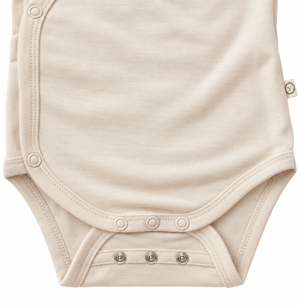 Zbliżenie na rosnący element body merino YOSOY – podwójny regulowany zapięcie na napy w kroku .
