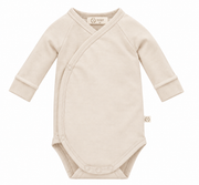 Niemowlęce body rosnące z dzieckiem z wełny merino YOSOY w kolorze beige rozłożone na płasko, pokazujące wydłużane mankiety i podwójny rząd nap w kroku.