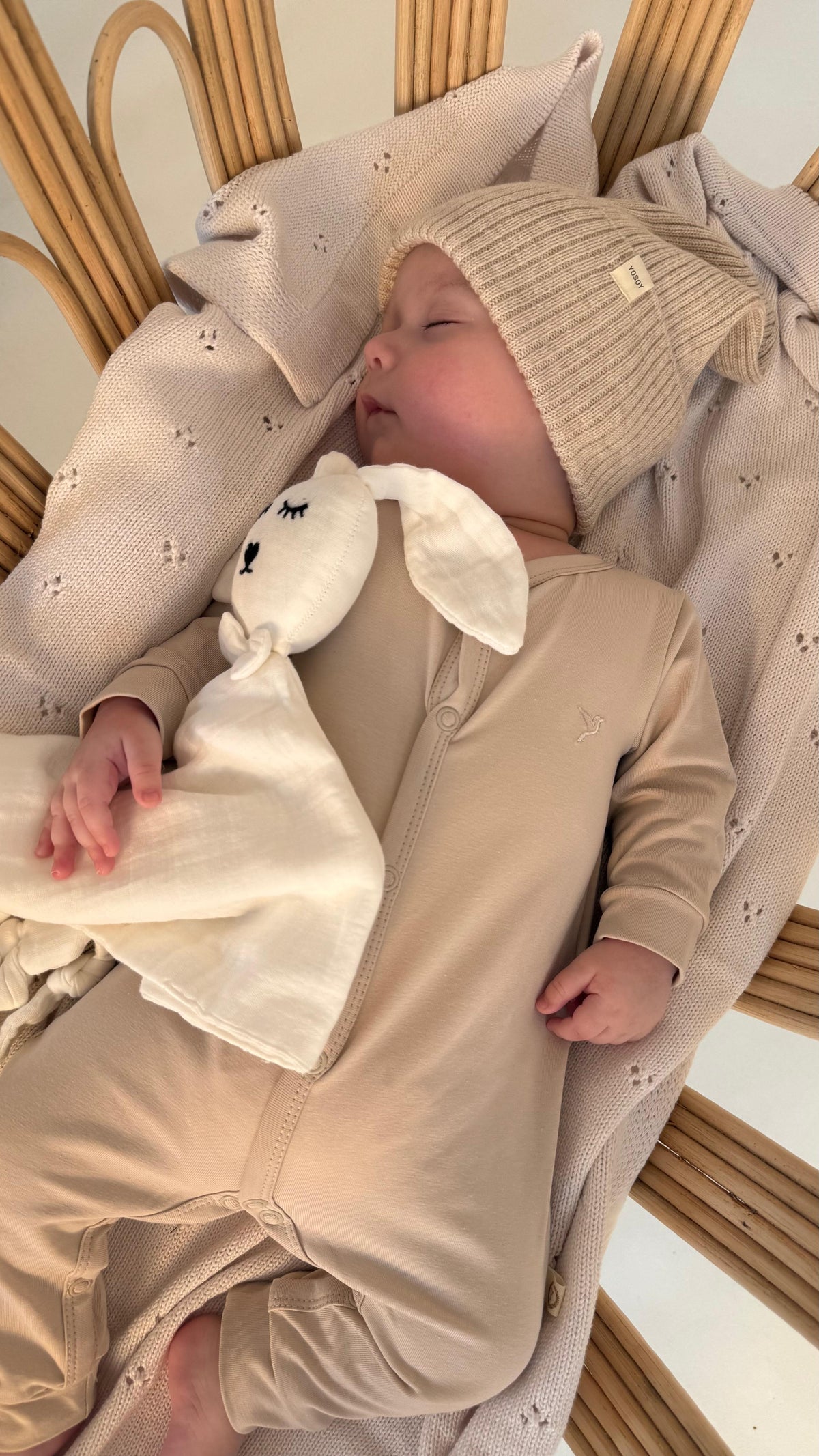 Zestaw YOSOY – czapka z wełny merino, rampers merino i przytulanka Doudou – naturalne materiały do wyprawki niemowlęcej