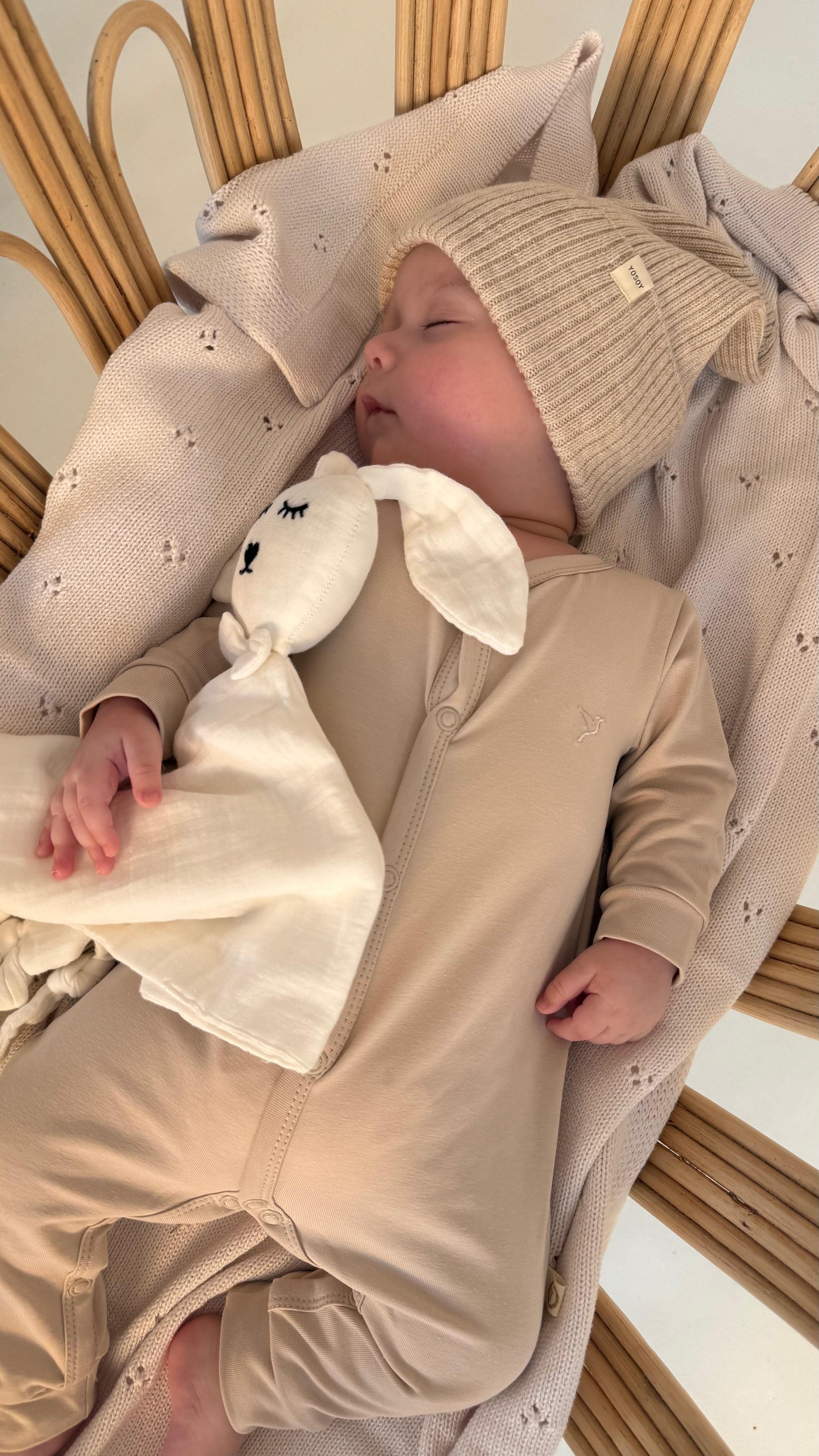 Zestaw YOSOY – czapka z wełny merino, rampers merino i przytulanka Doudou – naturalne materiały do wyprawki niemowlęcej