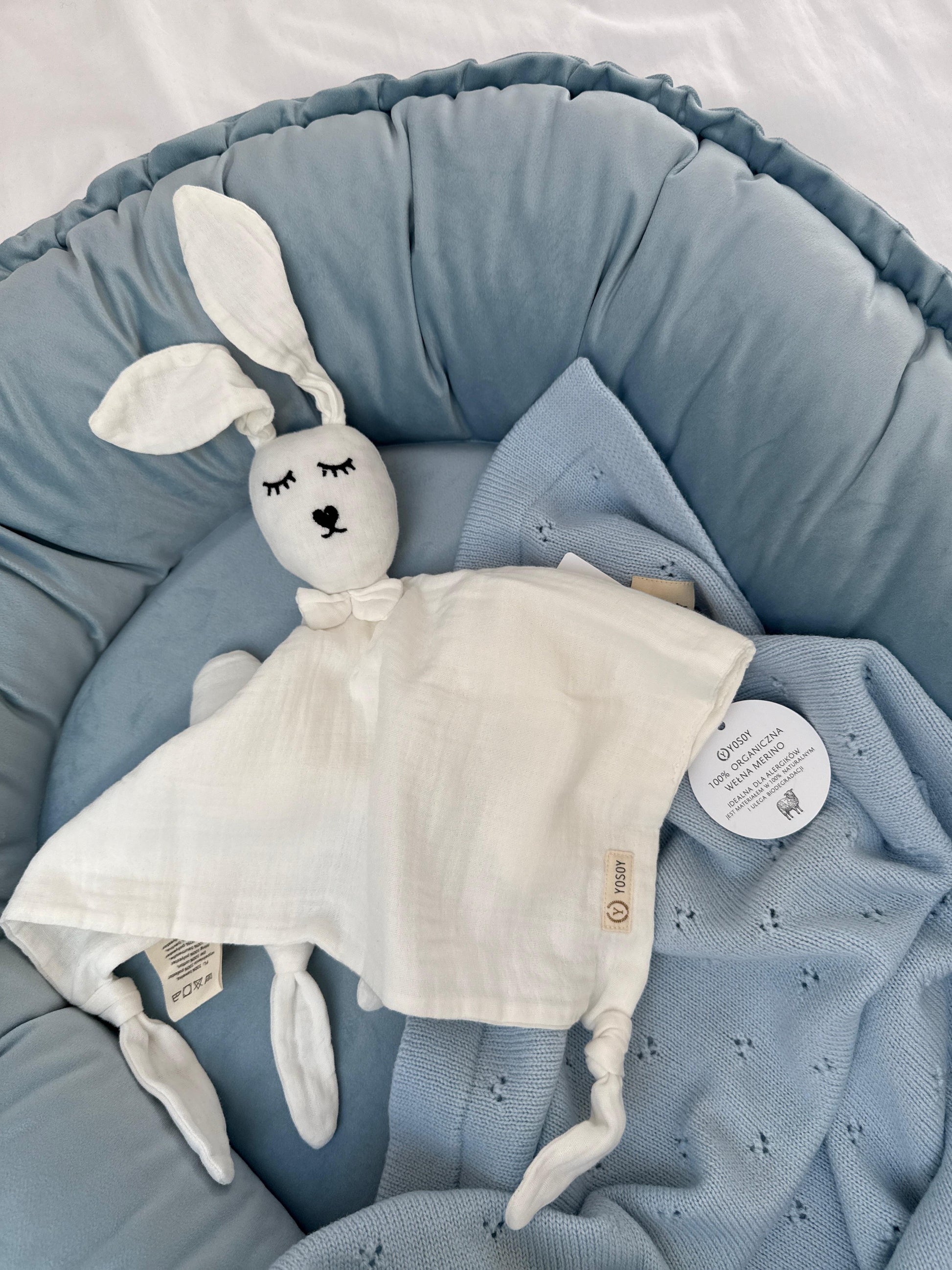 Zestaw YOSOY – przytulanka Doudou i koc z wełny merino Jersey w kolorze błękitnym – spójna kolorystyka do wyprawki