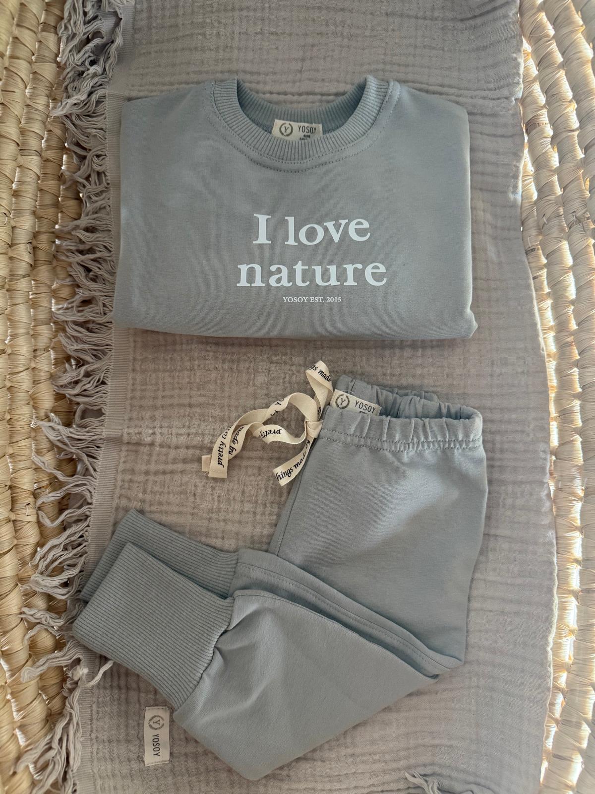 Zielony dres dziecięcy I LOVE NATURE YOSOY zbliżenie na miękką dzianinę pętelkową