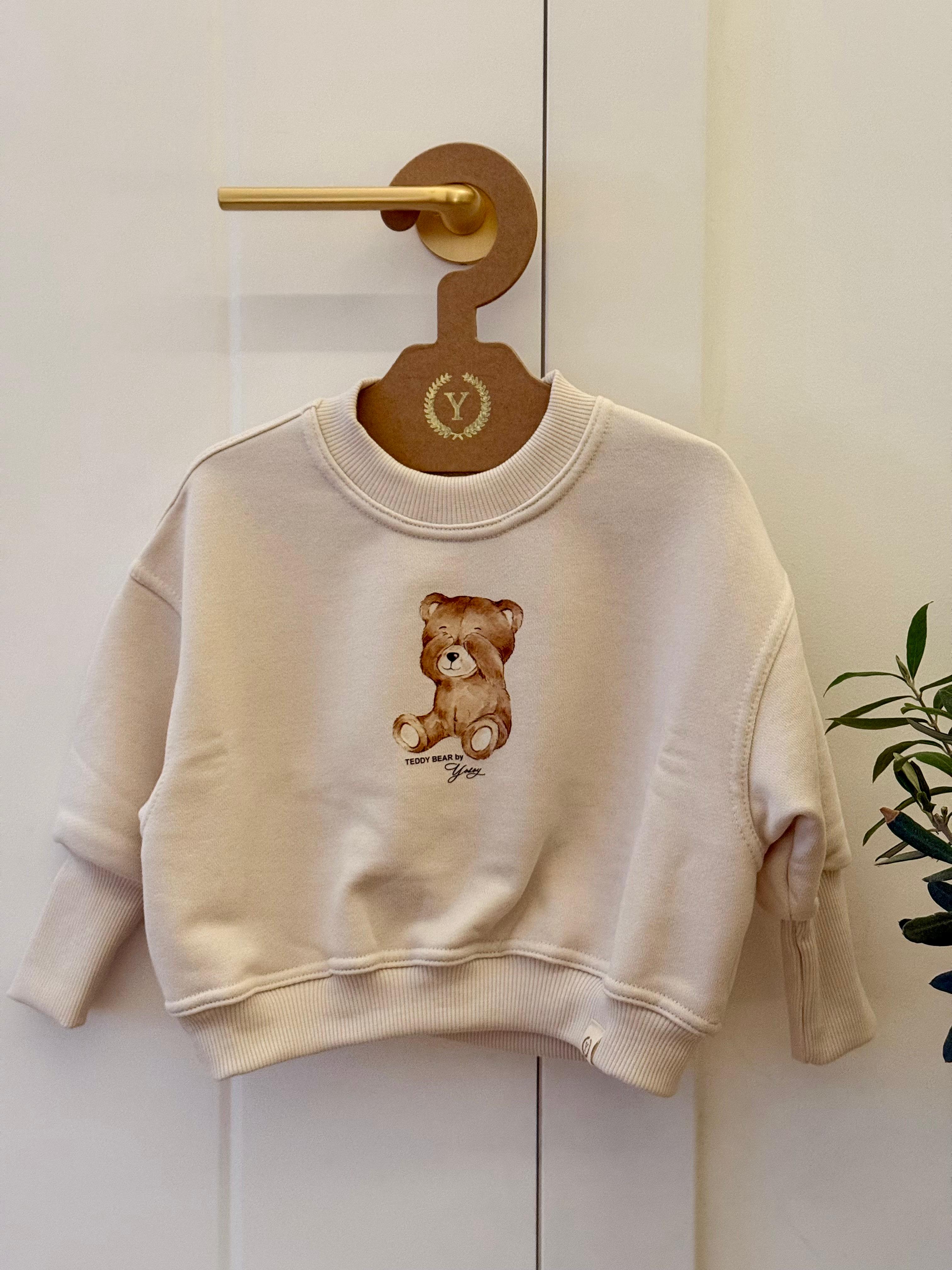 Zbliżenie na dres dziecięcy TEDDY YOSOY w kolorze jasny beżowy – widoczny ściągacz przy szyi i naturalna bawełniana tkanina