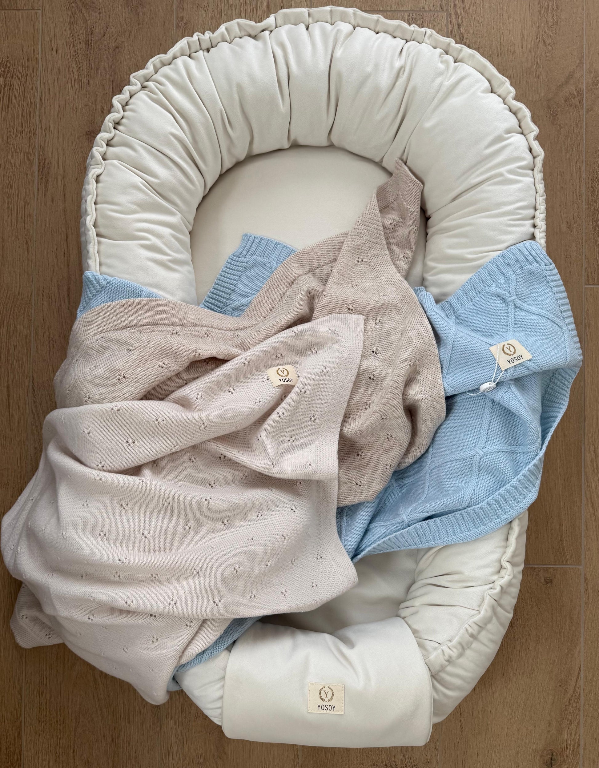 Zestaw YOSOY kokon niemowlęcy i trzy koce z wełny merino : jersey cappucino, jersey cocoa milk i diamonds błękitny spójna kolorystyka do wyprawki