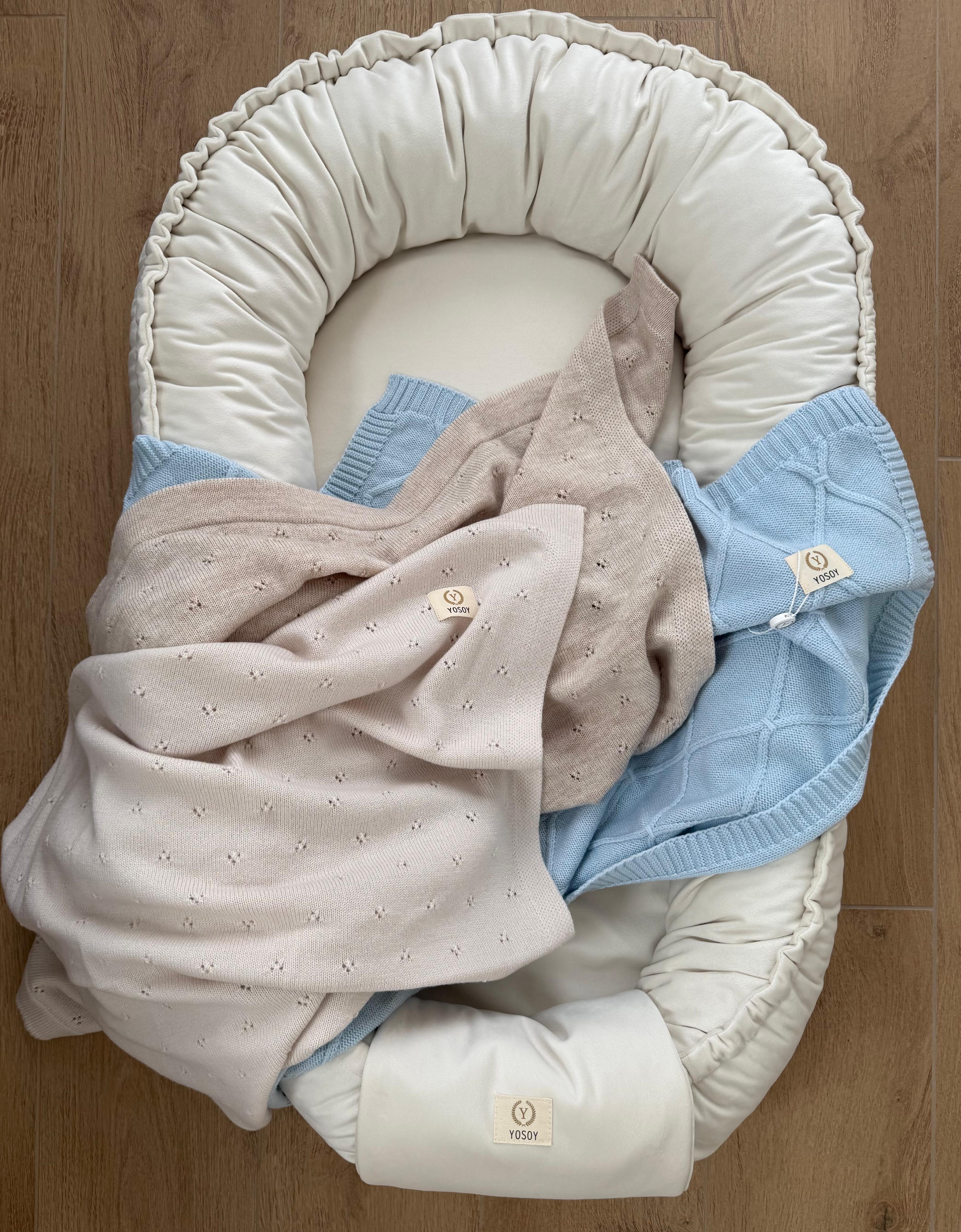 Zestaw YOSOY kokon niemowlęcy i trzy koce z wełny merino : jersey cappucino, jersey cocoa milk i diamonds błękitny spójna kolorystyka do wyprawki