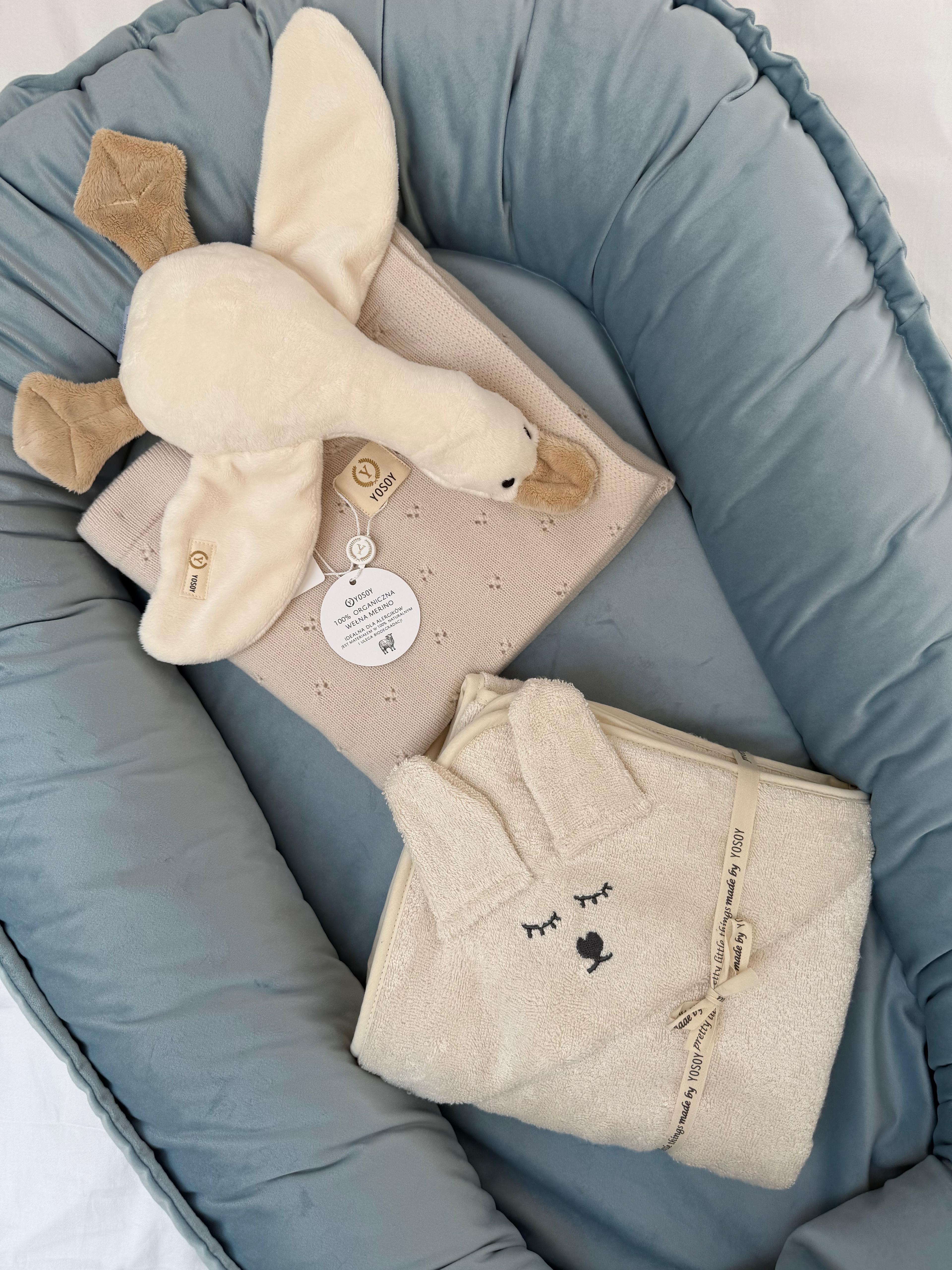 Zestaw YOSOY – przytulanka Gąska, ręcznik z wełny merino Jersey i ręcznik bambusowy na kokonie – naturalne materiały do wyprawki niemowlęcej