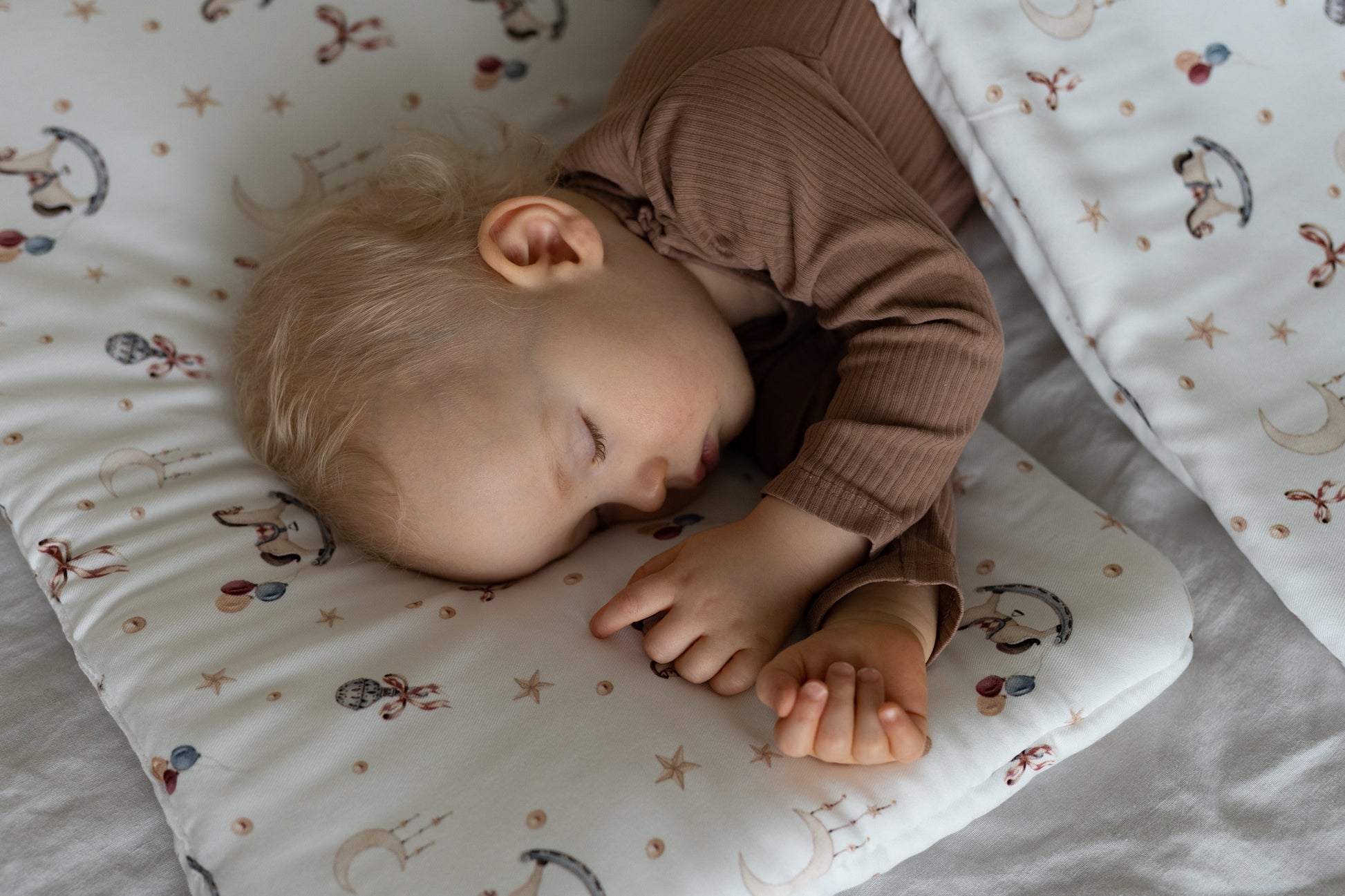 Kołderka bambusowa YOSOY we wzorze Baby Shower zbliżenie na miękką strukturę wiskozy bambusowej