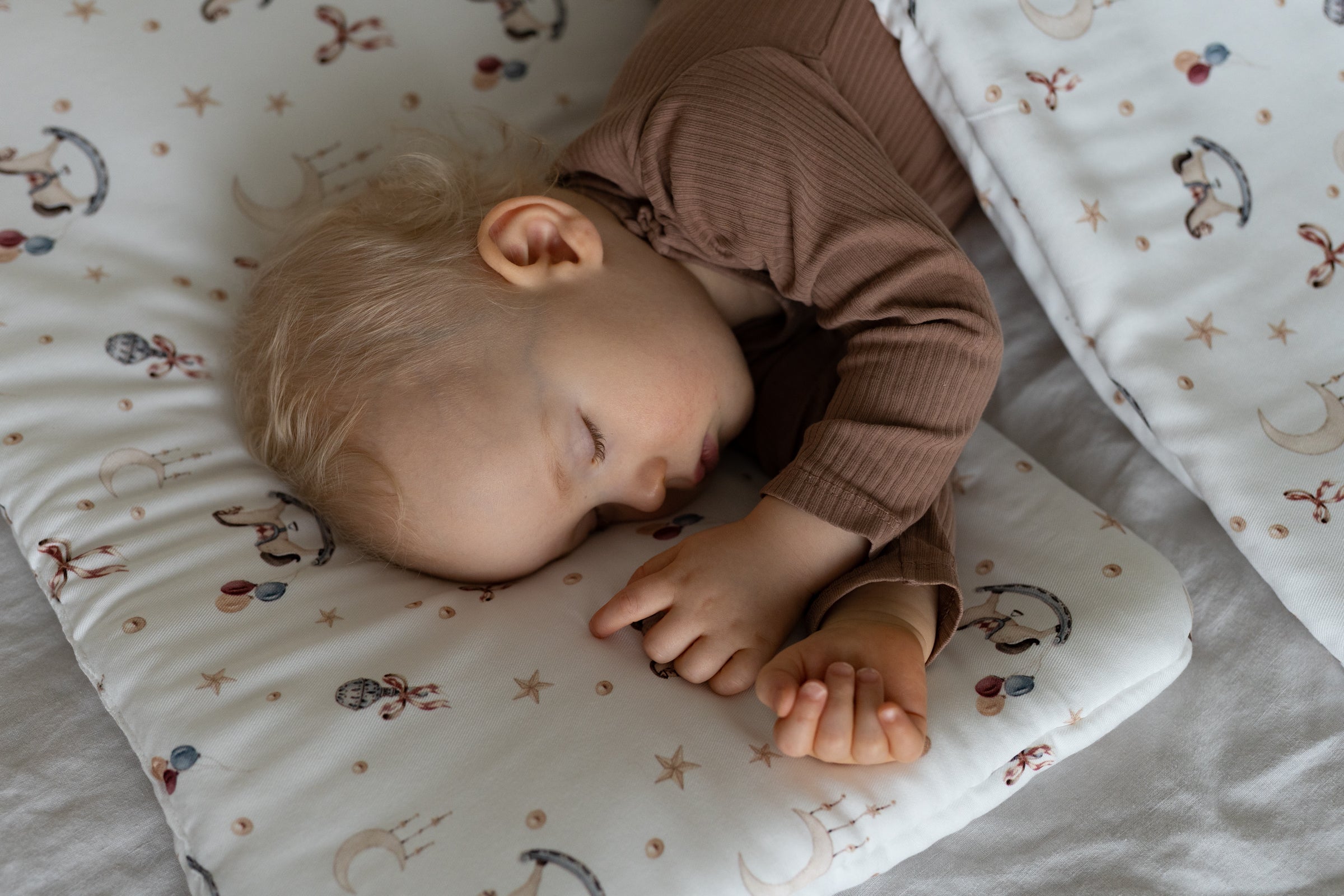 Kołderka bambusowa YOSOY we wzorze Baby Shower zbliżenie na miękką strukturę wiskozy bambusowej