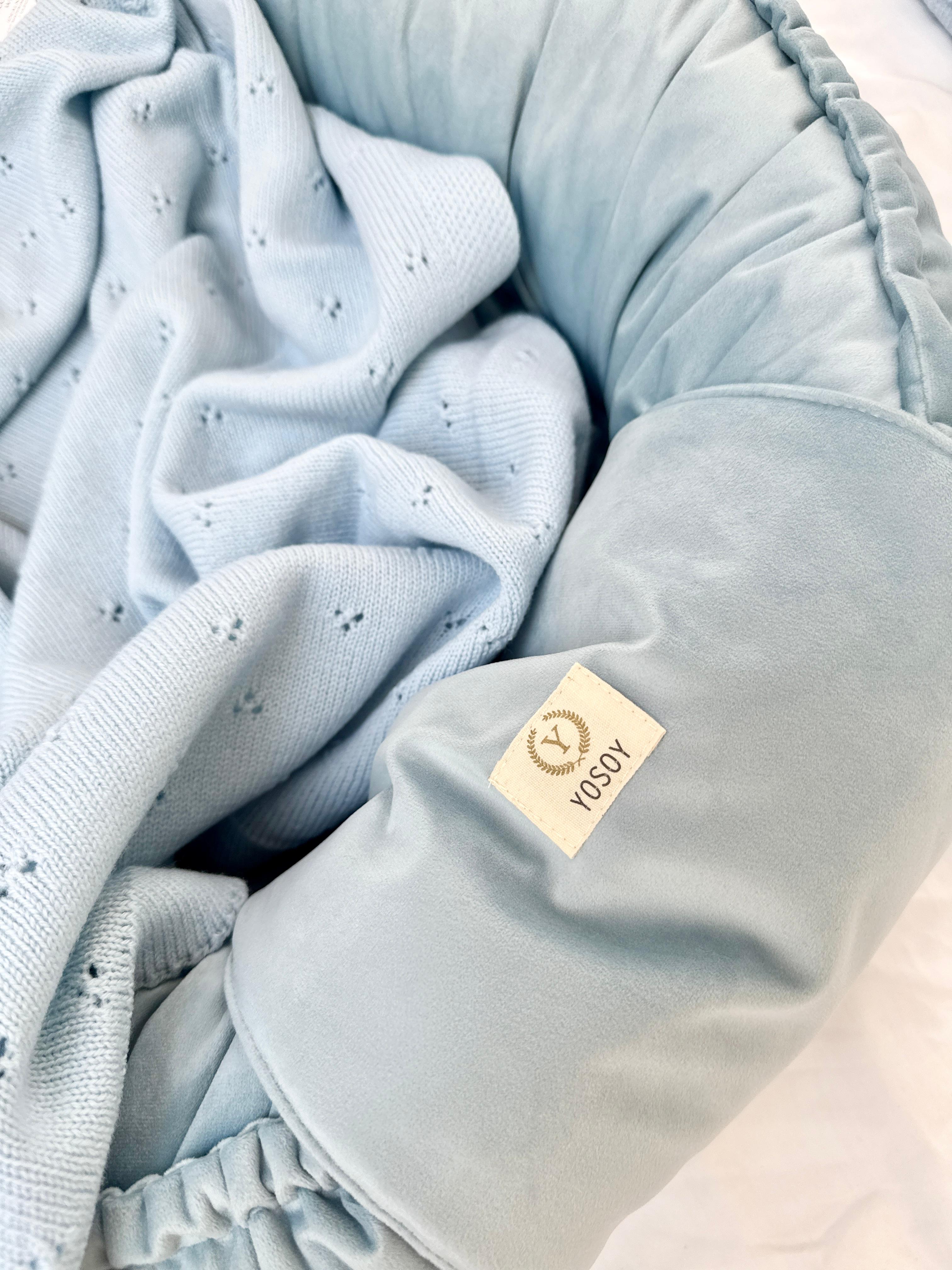 Zestaw YOSOY – kokon niemowlęcy i koc z wełny merino Jersey w kolorze błękitnym – spójna kolorystyka do wyprawki.