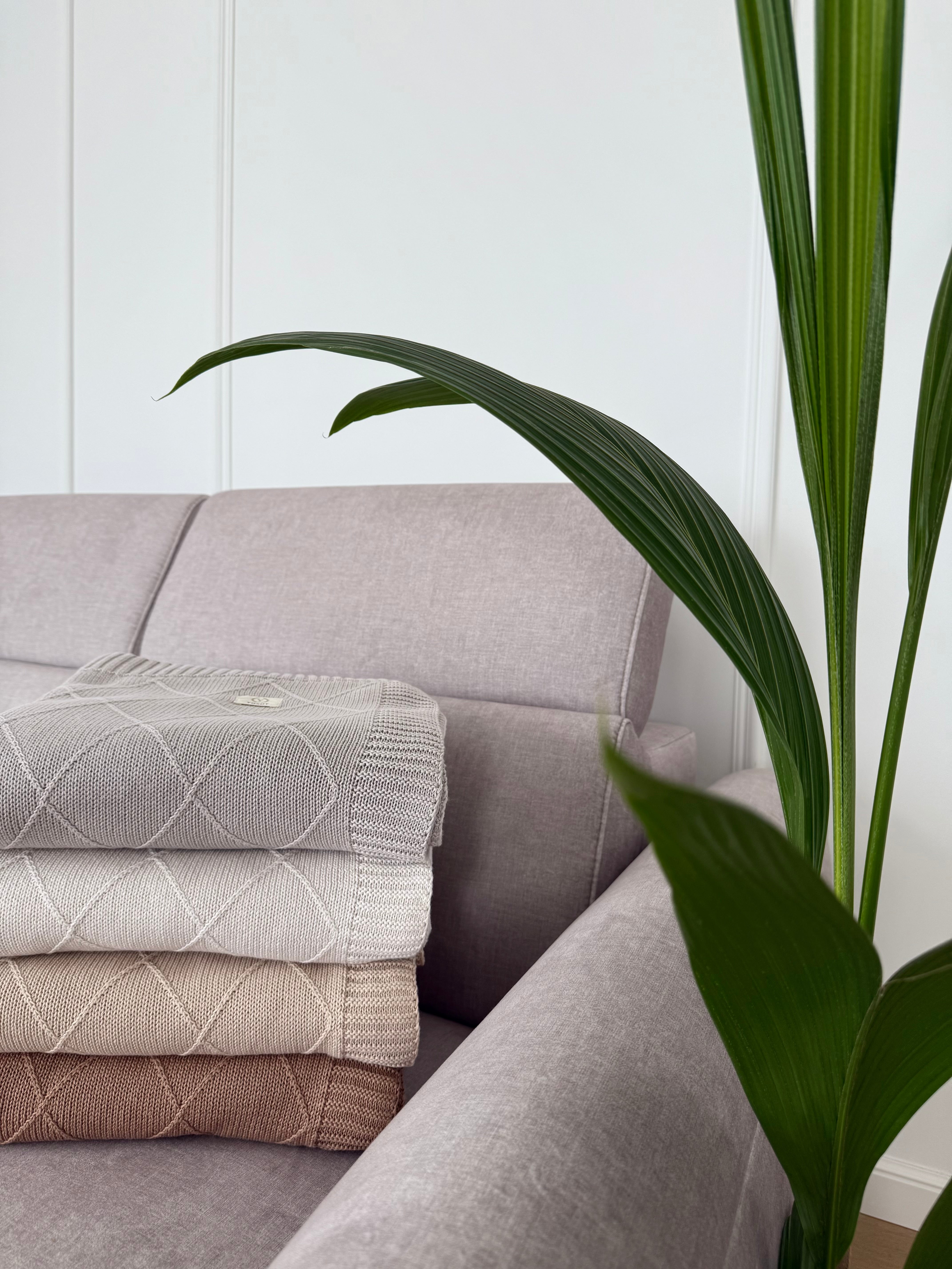 Zbliżenie na kolory koca bawełnianego Diamond Elegance HOME YOSOY – widoczna miękka, naturalna bawełna organiczna