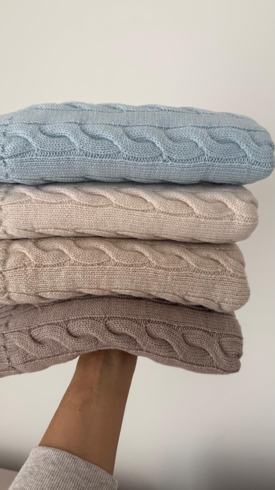Koc z wełny merino Warkocz YOSOY – zbliżenie na fakturę splotu, 100% wełna merino, gruba dziana struktura