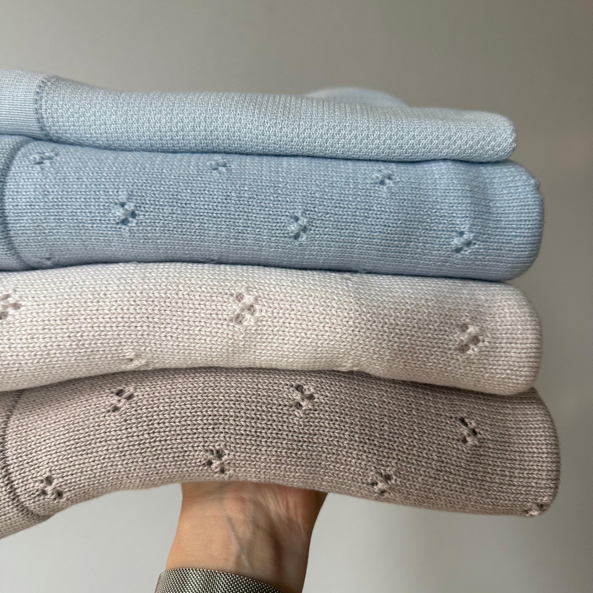 Kolorystyka koca z wełny merino Jersey YOSOY – 100% wełna merino, miękka dzianina, certyfikat Woolmark i Oeko-Tex