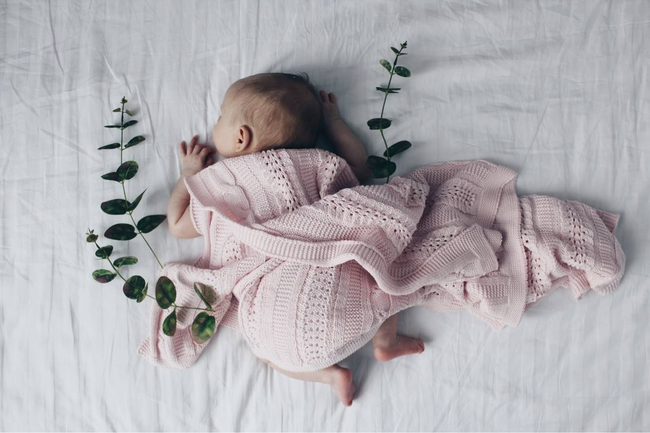 Koc bambusowy Dreamy YOSOY powder pink przykrywający śpiące niemowlę, bambusowo-bawełniana tkanina, oddychająca i antyalergiczna