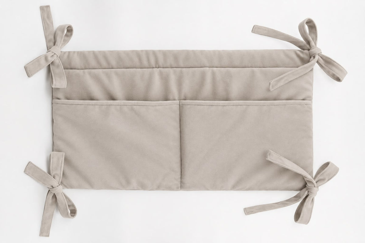 Organizer do łóżeczka YOSOY w kolorze light beige – miękki velvet, stylowy organizer z kieszeniami na drobiazgi.