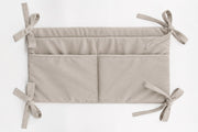 Organizer do łóżeczka YOSOY w kolorze light beige – miękki velvet, stylowy organizer z kieszeniami na drobiazgi.