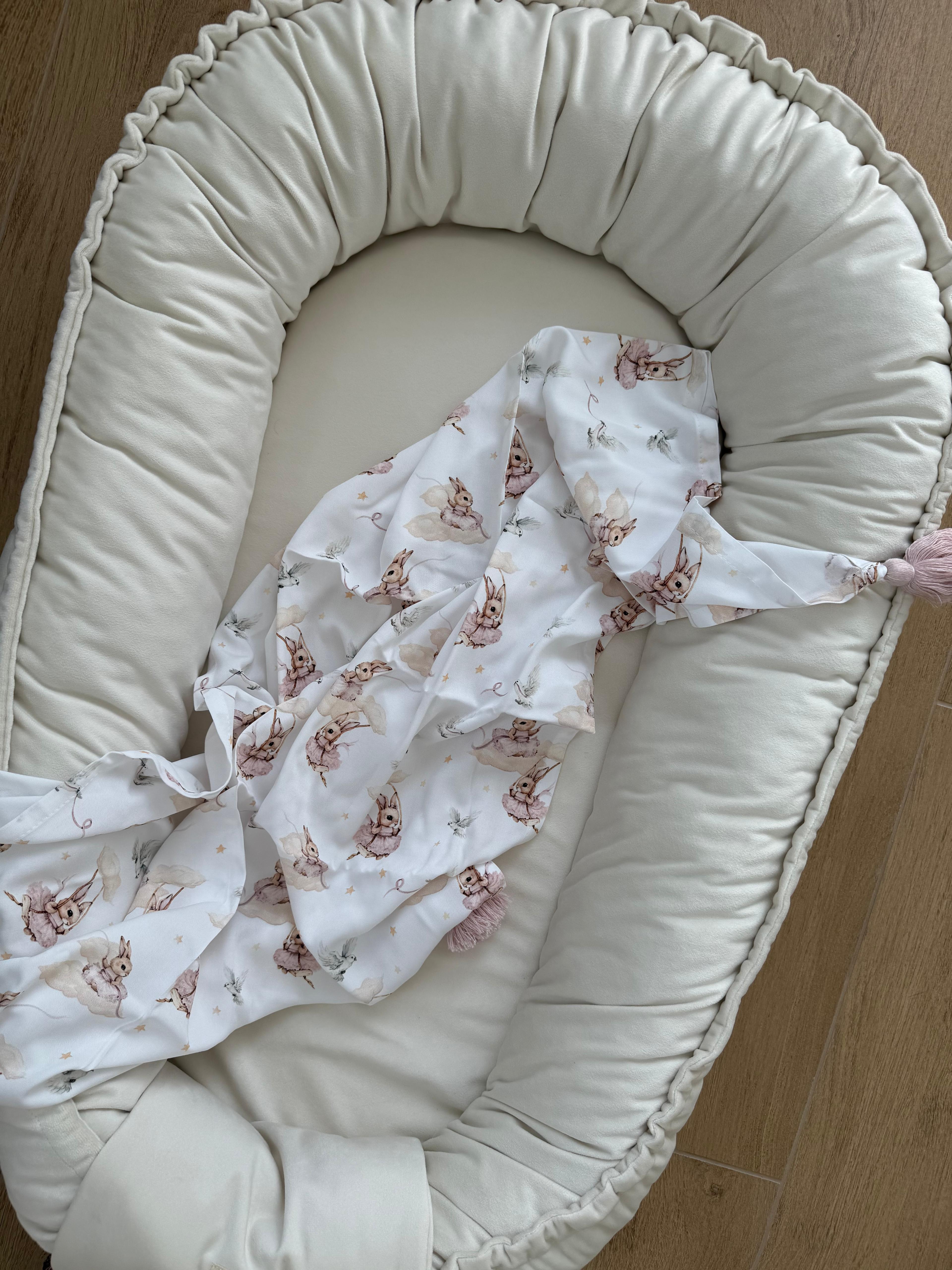 Zestaw YOSOY kokon niemowlęcy w kolorze kremowym i otulacz bambusowy z chwostami we wzorze Tutu Rabbits spójna kolorystyka