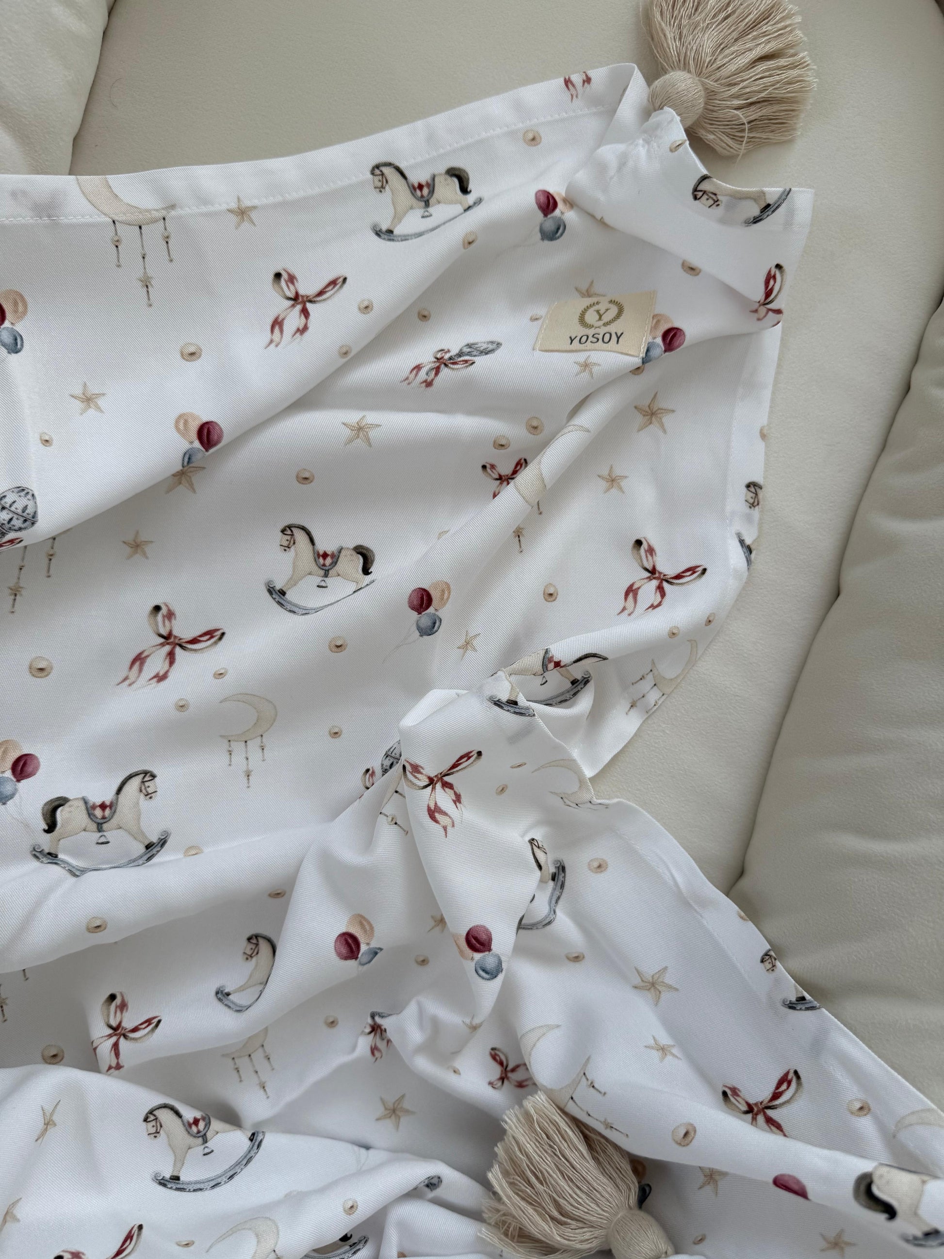 Otulacz bambusowy YOSOY z chwostami we wzorze Baby Shower zbliżenie na fakturę wiskozy bambusowej