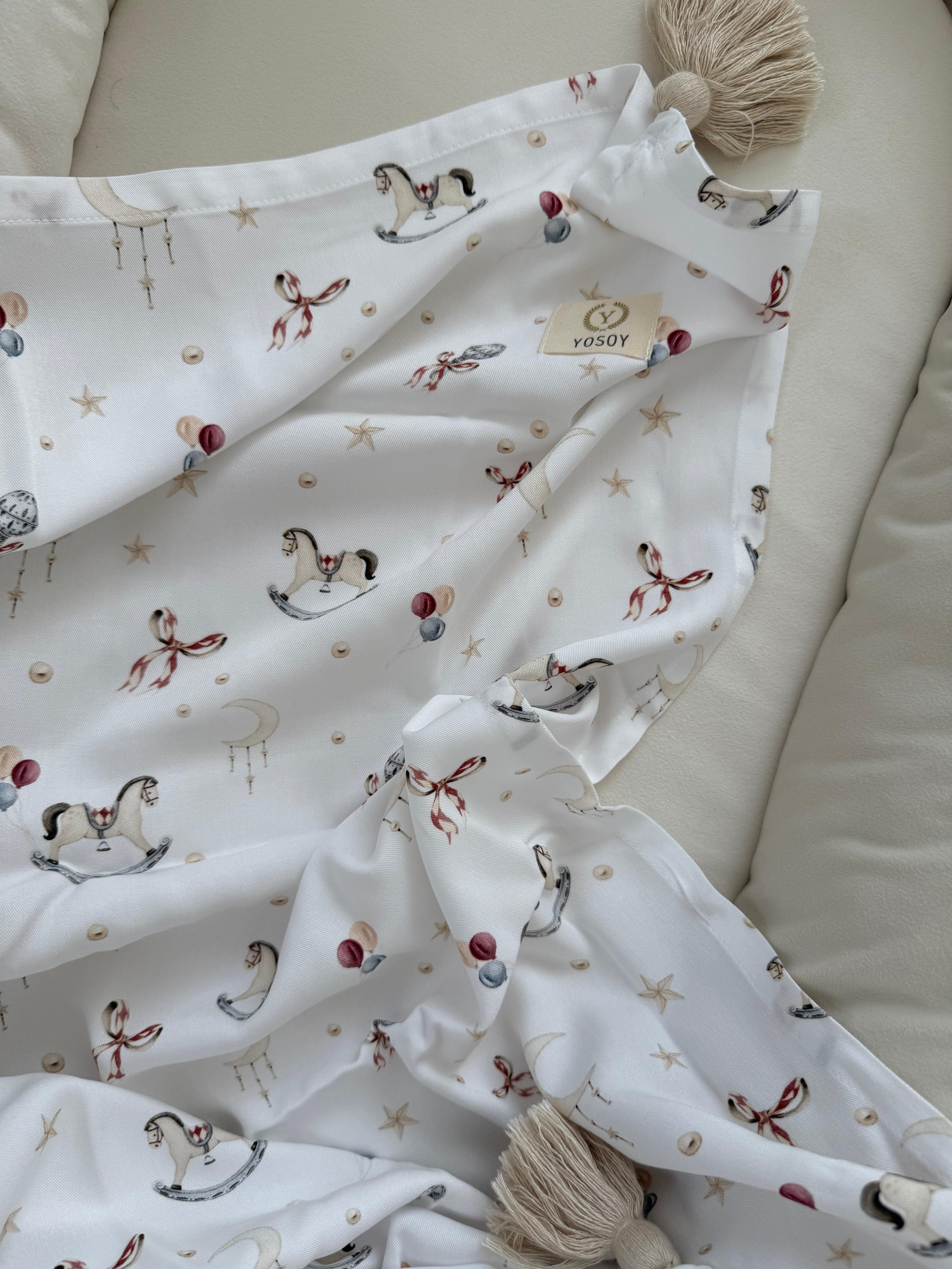 Otulacz bambusowy YOSOY z chwostami we wzorze Baby Shower zbliżenie na fakturę wiskozy bambusowej