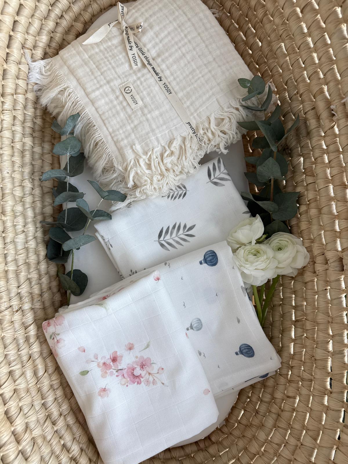 Pieluszka muślinowa organic cotton YOSOY w użyciu jako otulacz dla noworodka – miękka bawełna organiczna certyfikowana GOTS.