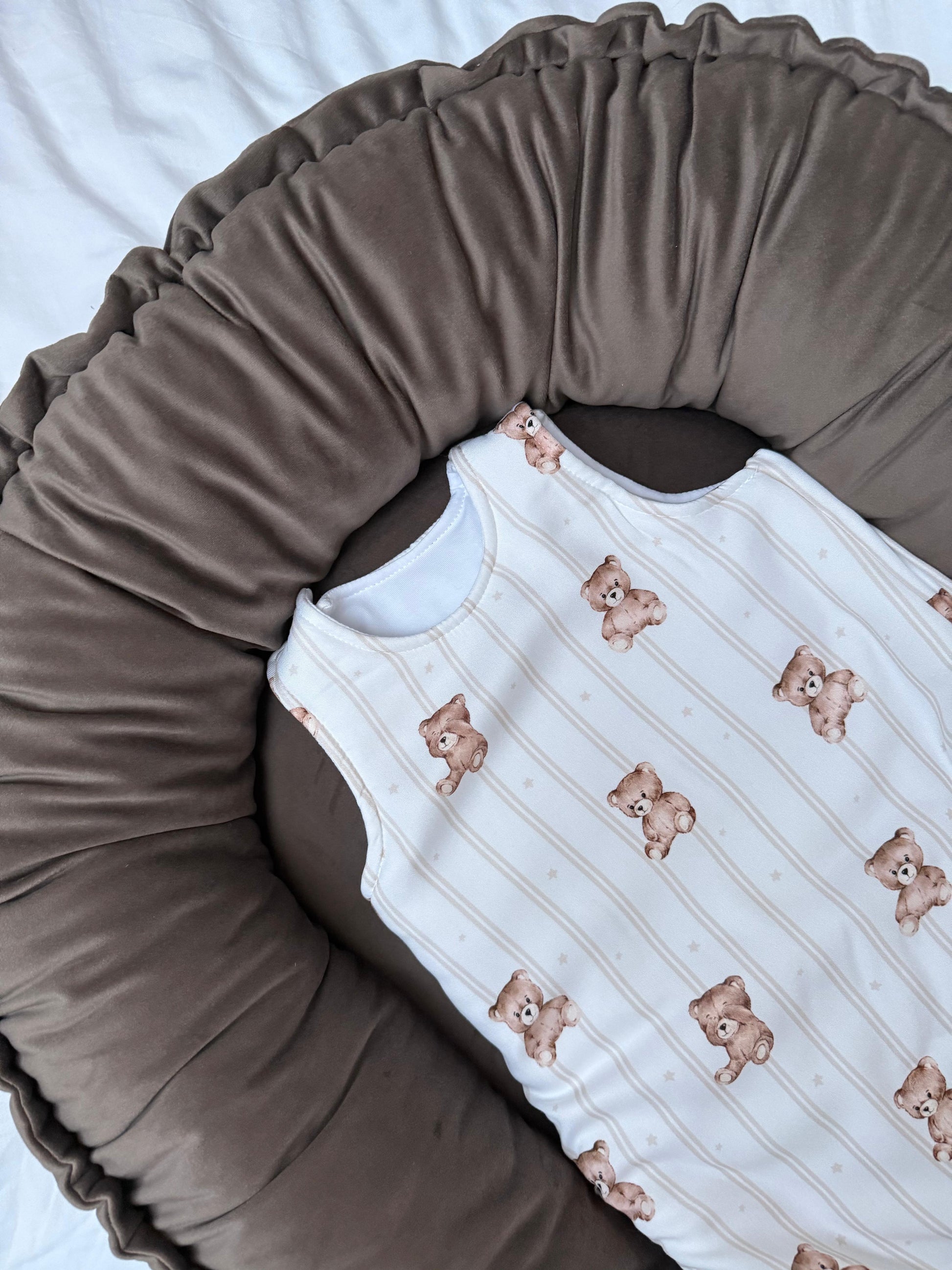 Zestaw YOSOY – kokon niemowlęcy i śpiworek do spania we wzorze Teddy – spójna kolorystyka do wyprawki.