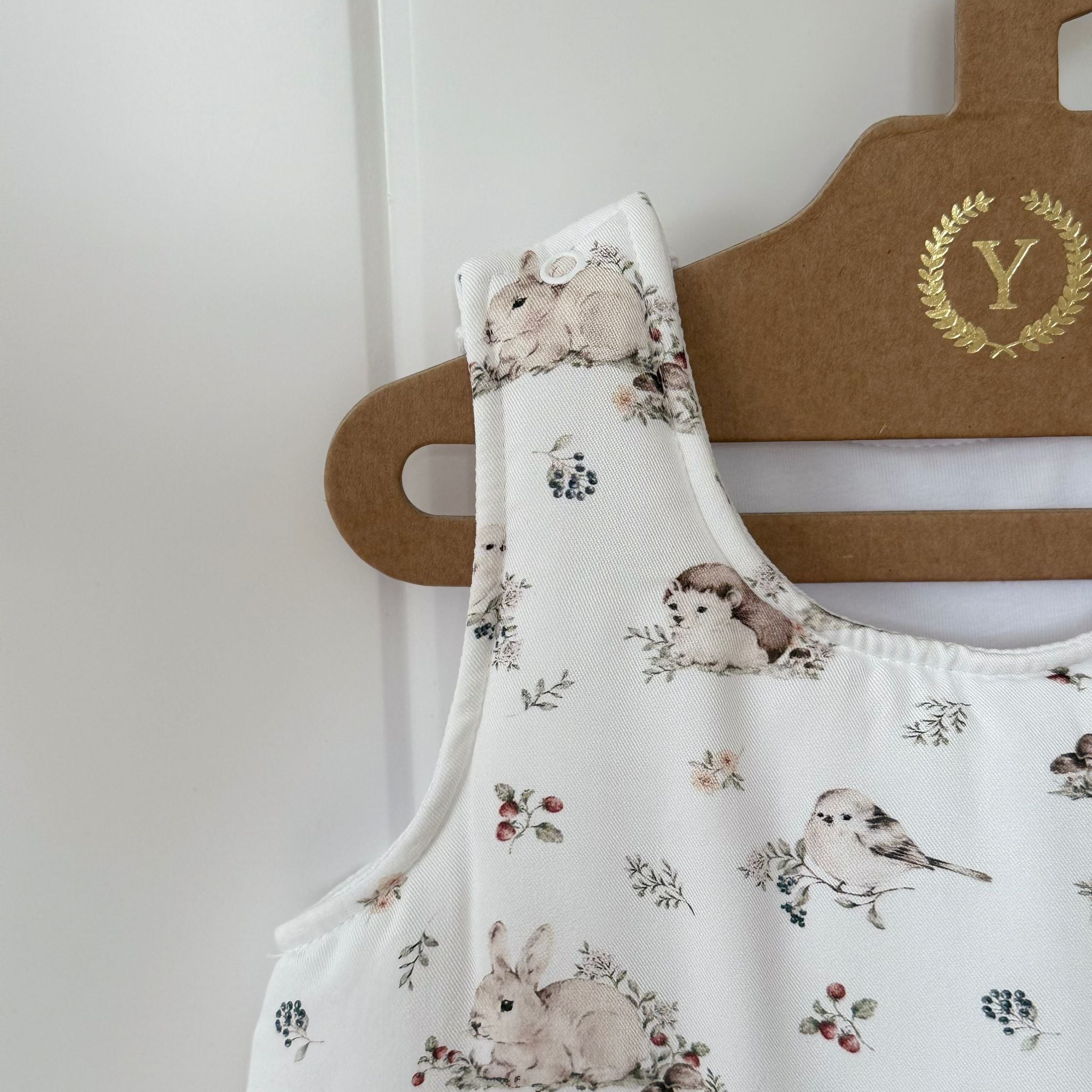 Zbliżenie na wzór Cozy Forest śpiworka do spania YOSOY – widoczna faktura miękkiej wiskozy bambusowej
